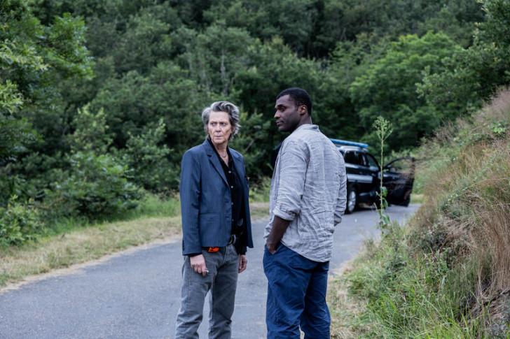 Depuis la route où s'est passé l'accident, Juliette Plumecocq-Mech et Christopher Bayemi regardent dans la même direction 